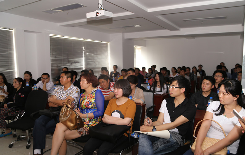 2015年4月18日，云南玛雅吧集团天猫淘宝运营沙龙在云纺国际商厦A座18楼举行，全国知名淘宝运营人士现场进行了分享和讲解，数十名淘宝及天猫店主参加了本次沙龙，场面异常火爆，连走廊都坐满了人