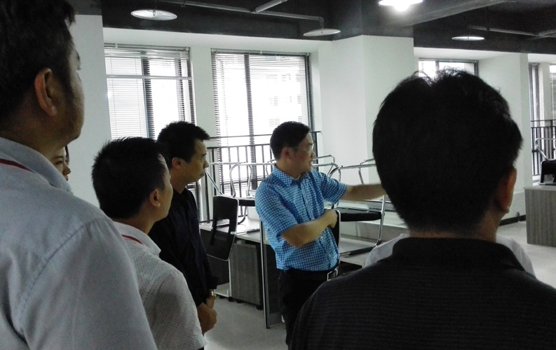 赖区长鼓励重庆玛雅吧网络公司要多进行创新，并就玛雅吧未来发展方向做出重要指示。